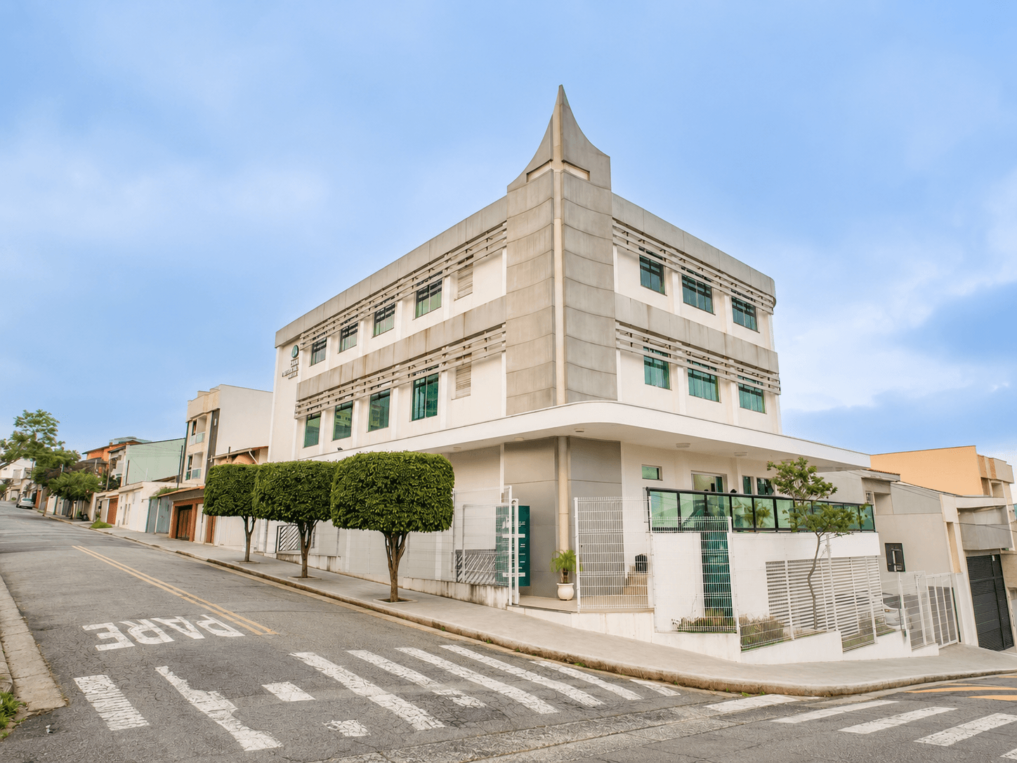 Fachada da igreja sob o céu azul
